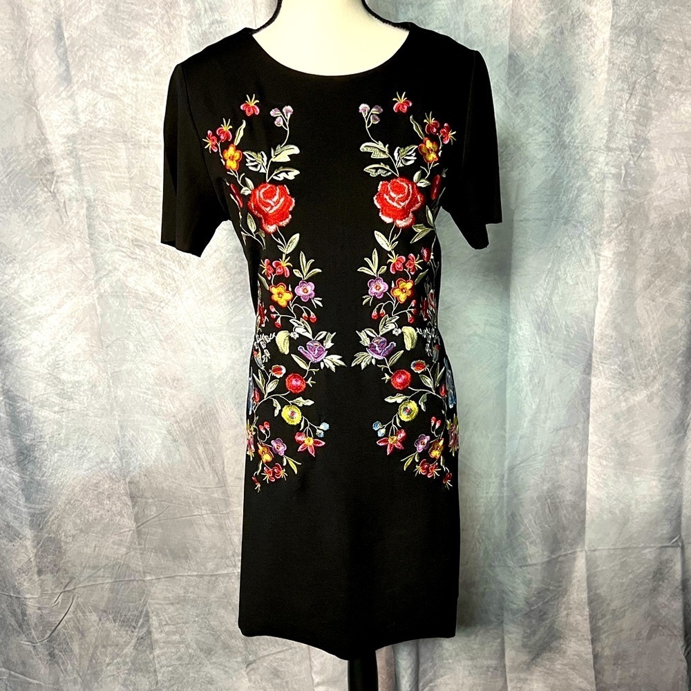 Chelsea & Theodore Dresses Black Floral Embroidered Short Sleeve Dress - size 8